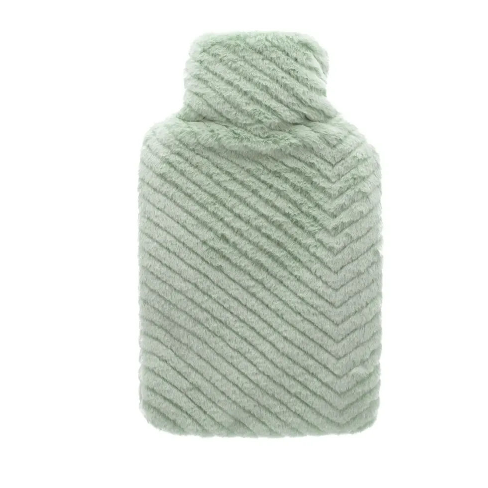 Bouillotte en caoutchouc naturel avec housse fourrure à motif chevrons vert clair Cassandra