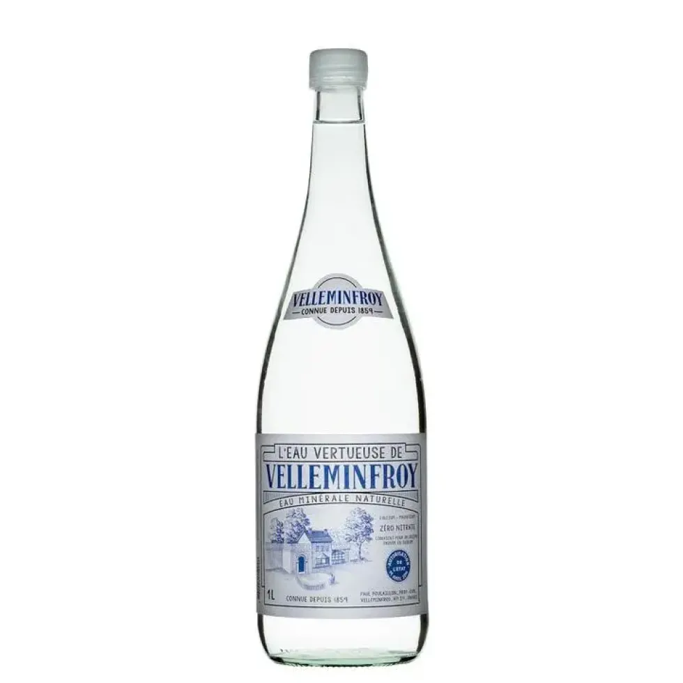 Eau plate Vintage. La bouteille en verre de 1 L