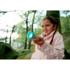Lampe de poche manuelle avec étui en bambou et plastique à base de plantes Hape à partir de 5 ans - 4,2 x 4,2 x 13,5 cm