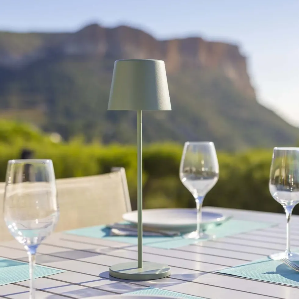 Lampe de table touch sans fil en aluminium vert Kelly Olive - Ø 10 x H 38 cm