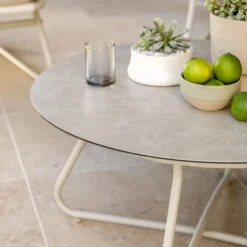 Salon de jardin en acier coloris beige Iris - 4 éléments (canapé, table basse et deux fauteuils)