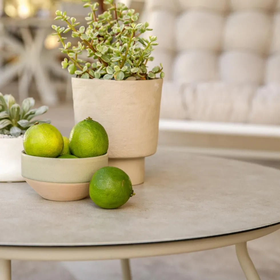 Salon de jardin en acier coloris beige Iris - 4 éléments (canapé, table basse et deux fauteuils)
