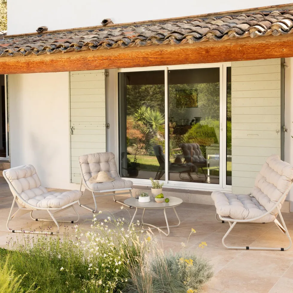 Salon de jardin en acier coloris beige Iris - 4 éléments (canapé, table basse et deux fauteuils)