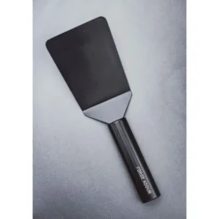 Spatule courte pour plancha coloris noir en titane Forge Adour - 26 x 10 x 0,65 cm