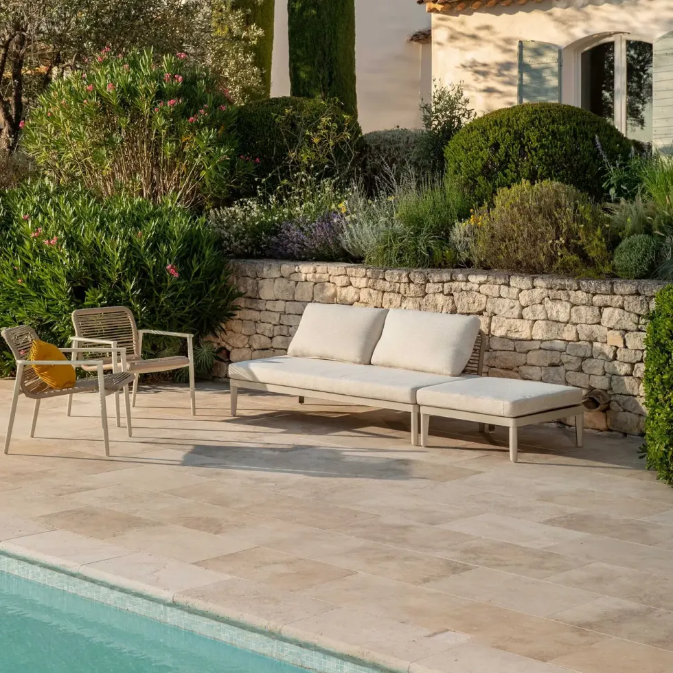 Table basse avec assise possible coloris beige en aluminium Sollya - 72 x 72 x 26 cm