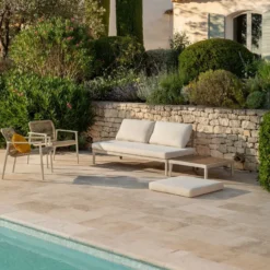 Table basse avec assise possible coloris beige en aluminium Sollya - 72 x 72 x 26 cm